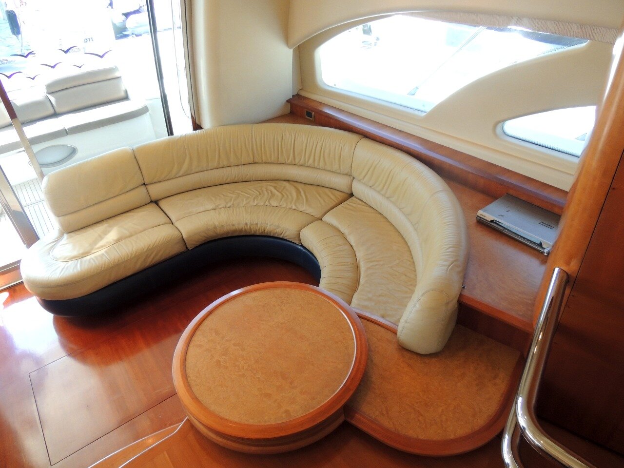 55Ft Azimut Land Yacht preview 4